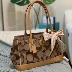 🎀 Coach shoulder bag with scarf 🎀